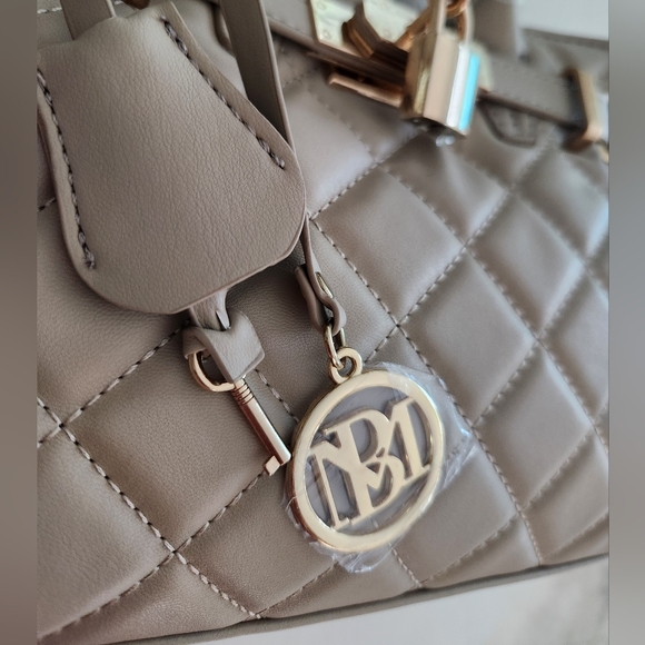 Badgley Mischka Diamond Quilted Bag With Optional Crossbody Strap In Beige! - Picture 13 of 13